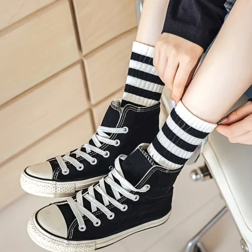 5 Pairs Of Women's Black And White Striped Socks Set Minimalist Style Embroidered Pentagram Women's Sports Socks Cotton Socks